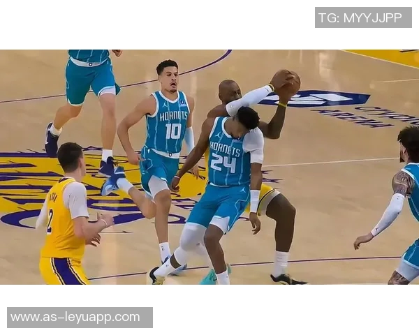 詹姆斯快攻遭遇米勒防守冲突裁判判罚引发黄蜂教练挑战未果