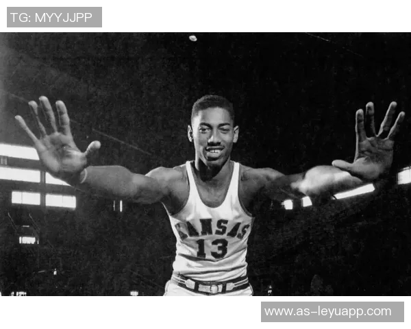 历史仅有三支球队在单赛季实现三名球员得分超过50的壮举